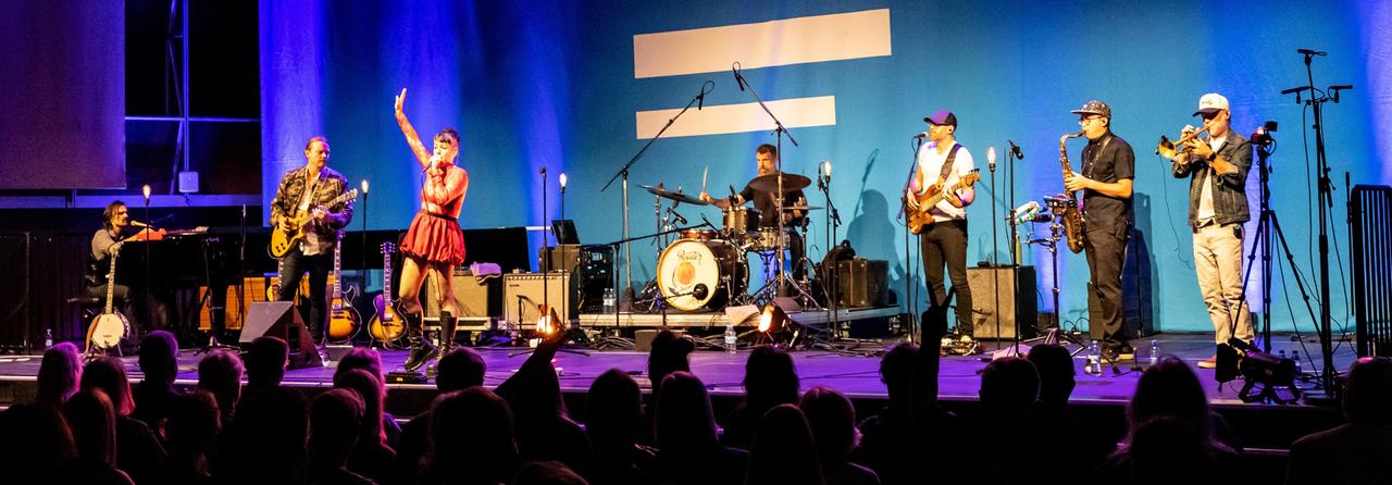 Die gesamte Band Bywater Call steht auf der Bühne, hinter der das Zeichen von Deutschlandfunk zu erkennen ist. Die gesamte Band Bywater Call steht auf der Bühne, hinter der das Zeichen von Deutschlandfunk zu erkennen ist.