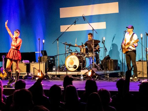 Die gesamte Band Bywater Call steht auf der Bühne, hinter der das Zeichen von Deutschlandfunk zu erkennen ist.