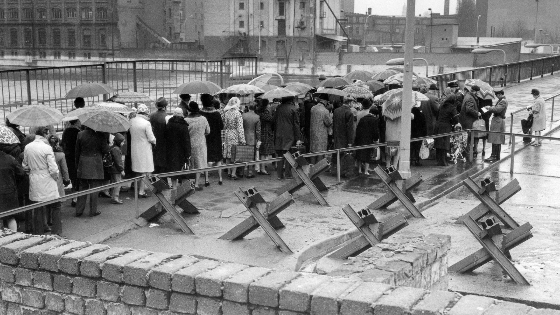 Fußgängerschlange am Grenzübergang Oberbaumbrücke (Kreuzberg/Friedrichshain) nach Inkrafttreten der zeitweiligen Regelung über den Besuchs- und Transitverkehr zwischen DDR und Bundesrepublik am 29. März 1972.