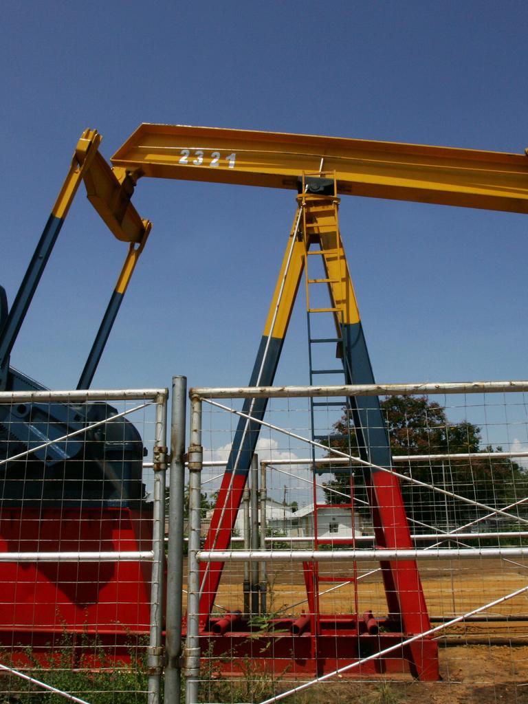 Infrastruktur zur Ölförderung in den Farben der Flagge von Venezuela