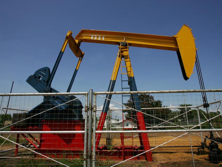 Infrastruktur zur Ölförderung in den Farben der Flagge von Venezuela