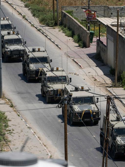 Das Foto zeigt gepanzerte Fahrzeuge von der israelischen Armee.