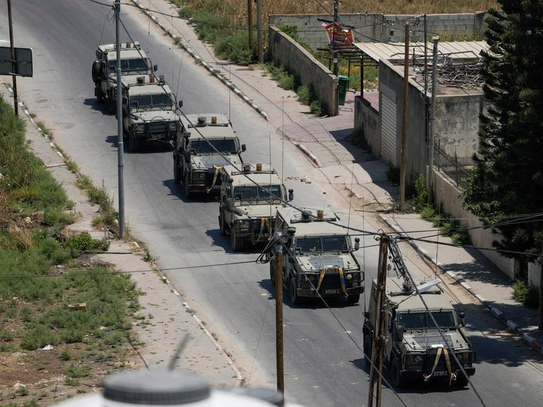 Das Foto zeigt gepanzerte Fahrzeuge von der israelischen Armee.