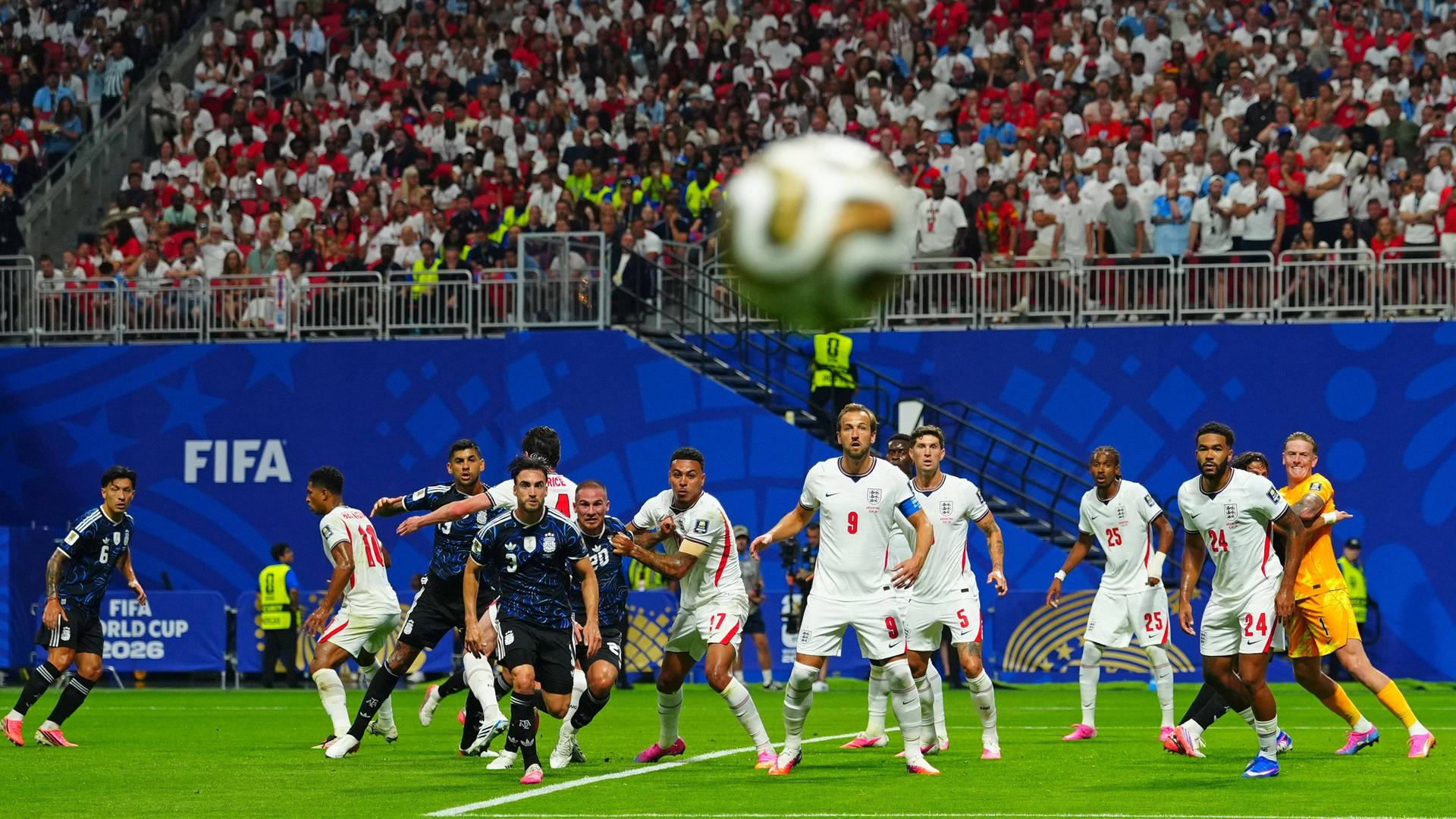 WM-Halbfinale: England gegen Argentinien; Spieler beider Mannschaften schauen zum Ball, der durch die Luft fliegt.
WM-Halbfinale: England gegen Argentinien; Spieler beider Mannschaften schauen zum Ball, der durch die Luft fliegt.