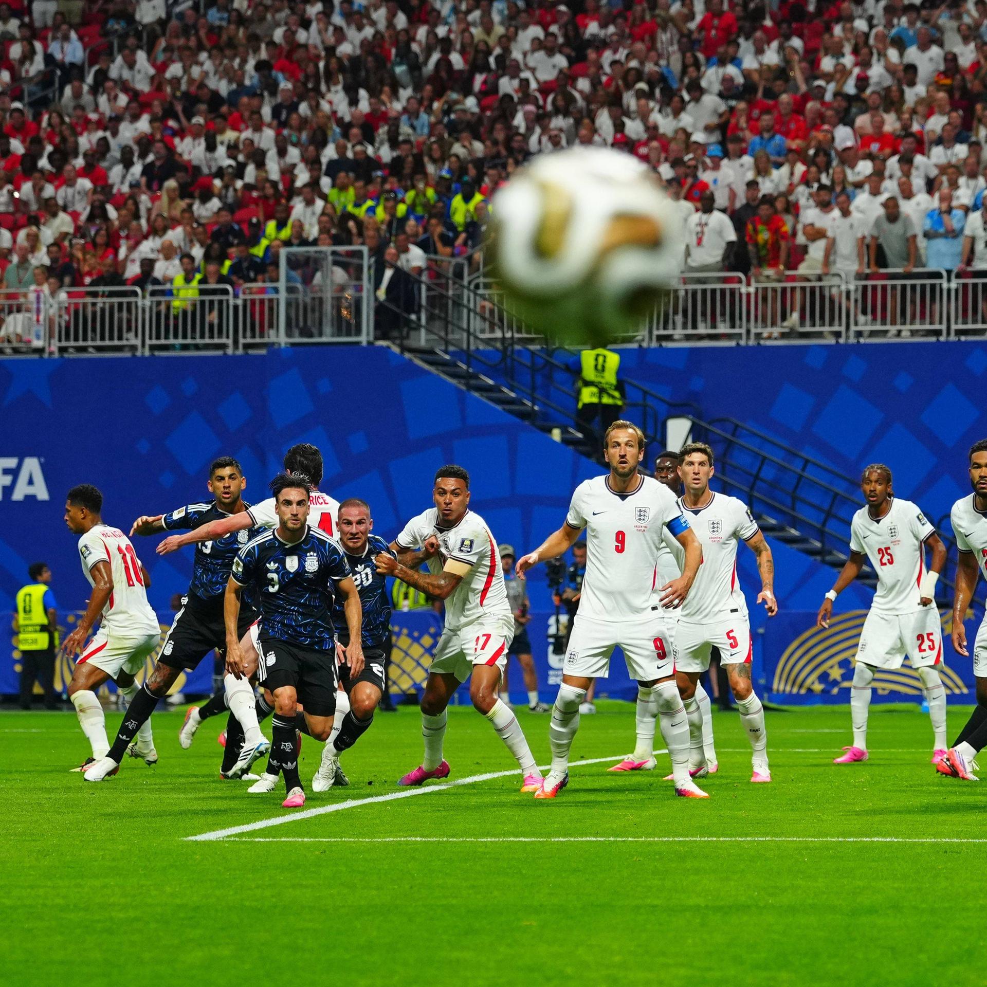 WM-Halbfinale: England gegen Argentinien; Spieler beider Mannschaften schauen zum Ball, der durch die Luft fliegt.
