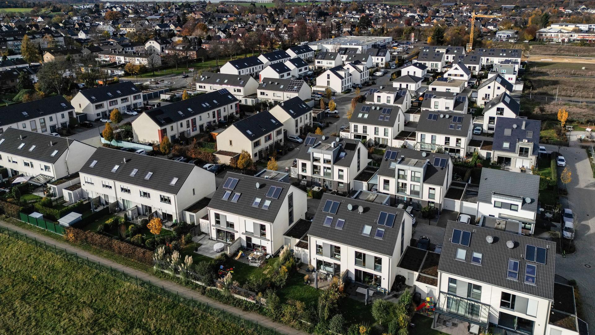 Neue Reihenhäuser im Rohbau in Glessen, einem Stadtteil von Bergheim, aus der Luft fotografiert.
