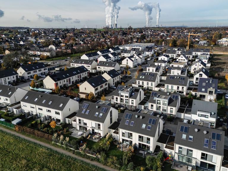 Neue Reihenhäuser im Rohbau in Glessen, einem Stadtteil von Bergheim, aus der Luft fotografiert.