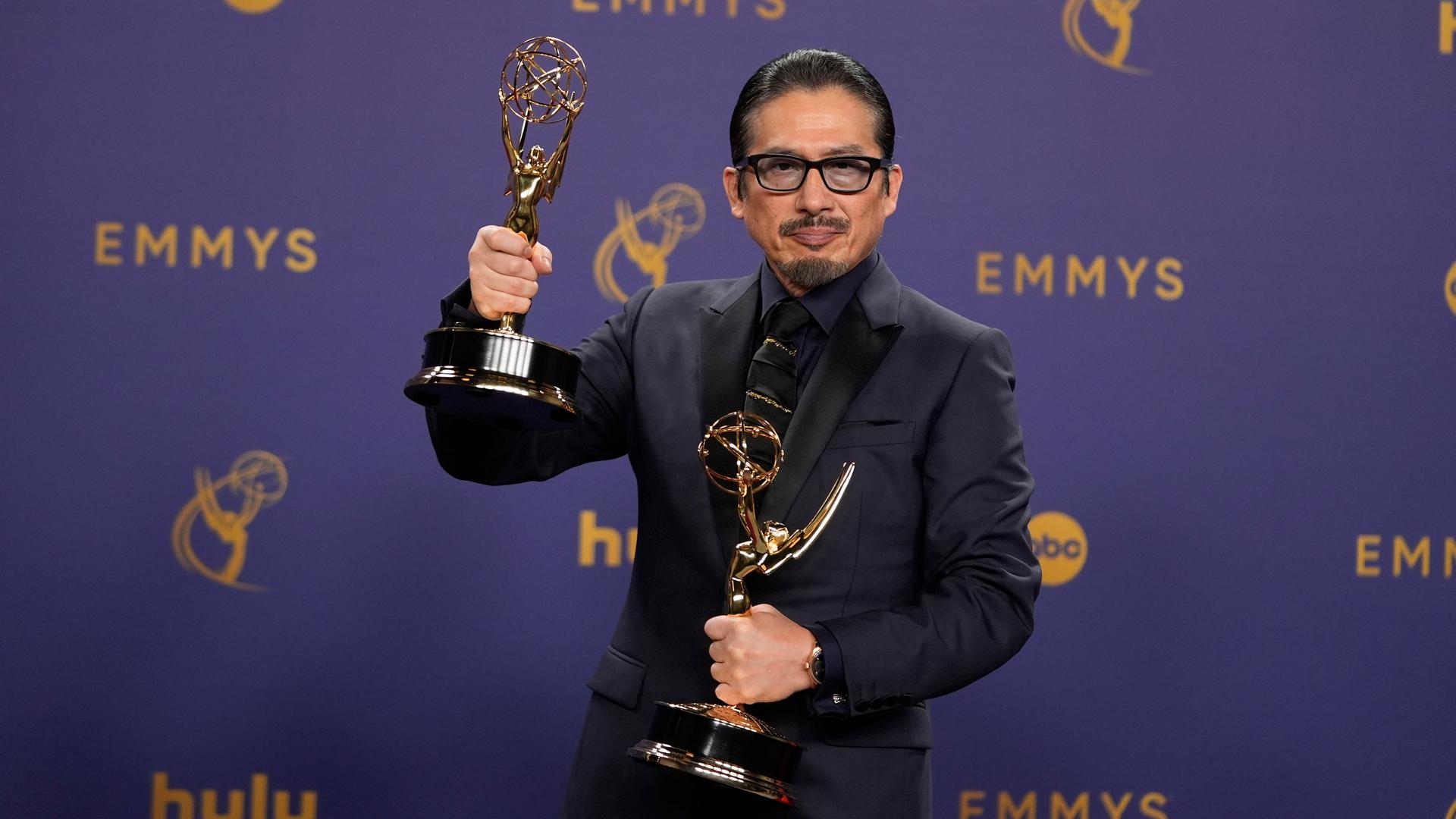 Los Angeles: Hiroyuki Sanada, Gewinner der Preise für den herausragenden Hauptdarsteller in einer Dramaserie und die herausragende Dramaserie für "Shogun", posiert im Presseraum während der 76. Primetime Emmy Awards im Peacock Theater. Los Angeles: Hiroyuki Sanada, Gewinner der Preise für den herausragenden Hauptdarsteller in einer Dramaserie und die herausragende Dramaserie für "Shogun", posiert im Presseraum während der 76. Primetime Emmy Awards im Peacock Theater.