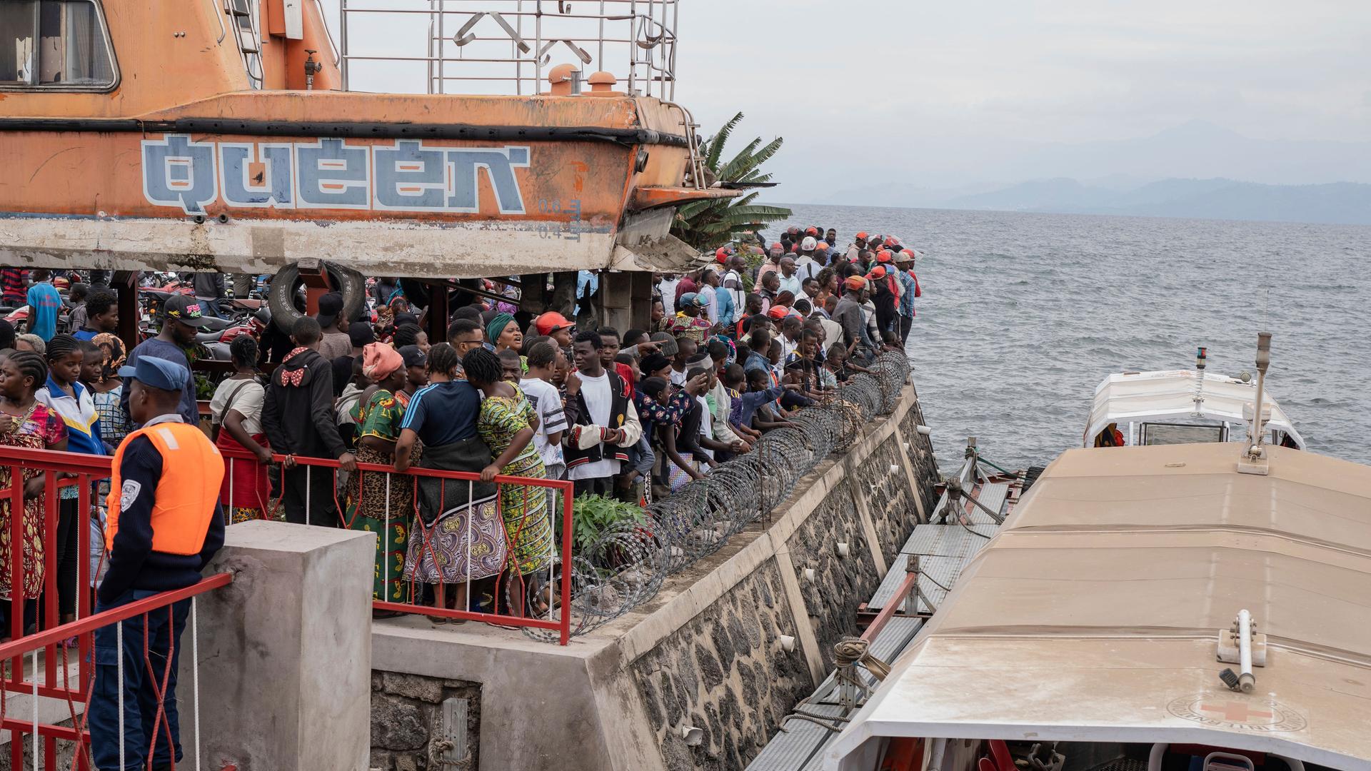 Menschen versammeln sich im Hafen von Goma, nachdem eine Fähre mit hunderten Menschen an Bord bei der Ankunft gekentert ist.