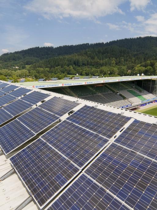 Solarzellen auf dem Dreisamstadion in Freiburg.