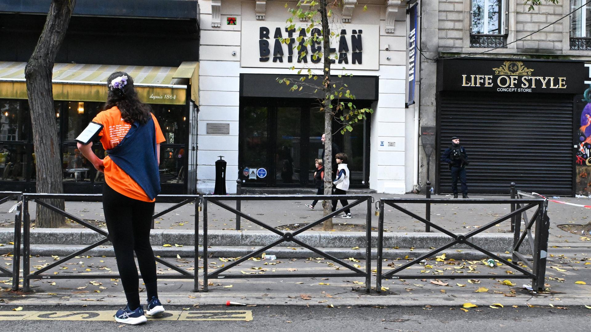Ein Lauf zum Gedenken an die Opfer der Anschläge vom 13. November 2015 führt am 9. November 2025 vor dem Bataclan in Paris vorbei. 