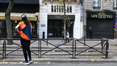 Ein Lauf zum Gedenken an die Opfer der Anschläge vom 13. November 2015 führt am 9. November 2025 vor dem Bataclan in Paris vorbei. 