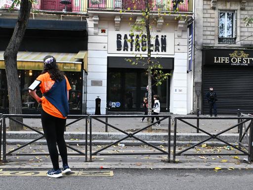 Ein Lauf zum Gedenken an die Opfer der Anschläge vom 13. November 2015 führt am 9. November 2025 vor dem Bataclan in Paris vorbei. 