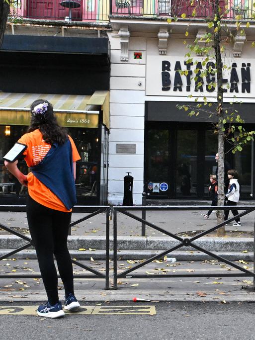 Ein Lauf zum Gedenken an die Opfer der Anschläge vom 13. November 2015 führt am 9. November 2025 vor dem Bataclan in Paris vorbei. 