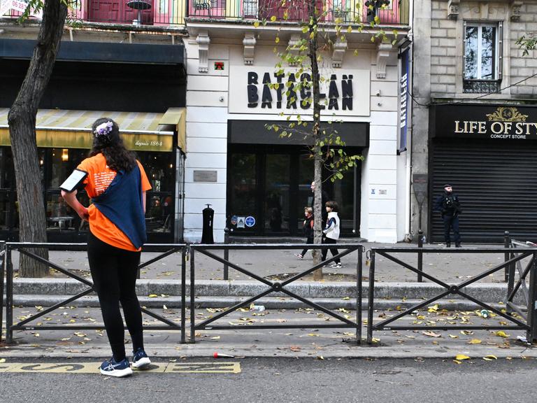 Ein Lauf zum Gedenken an die Opfer der Anschläge vom 13. November 2015 führt am 9. November 2025 vor dem Bataclan in Paris vorbei. Ein Lauf zum Gedenken an die Opfer der Anschläge vom 13. November 2015 führt am 9. November 2025 vor dem Bataclan in Paris vorbei.