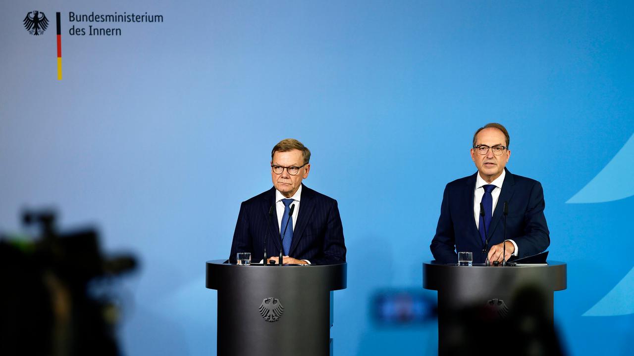 Bundesaussenminister Johann Wadephul (l., CDU) und Bundesminister Alexander Dobrindt (CSU) stehen hinter zwei Rednerpulten vor einem blauen Hintergrund, links ist der Schatten einer Kamera zu erkennen