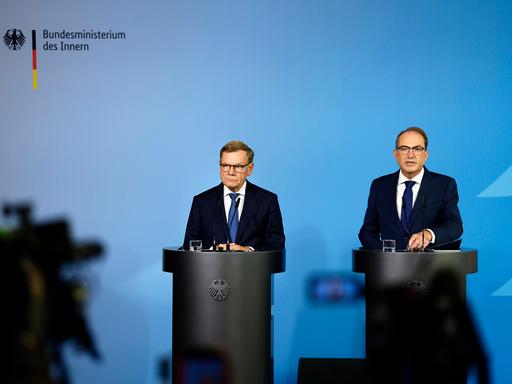Bundesaussenminister Johann Wadephul (l., CDU) und Bundesminister Alexander Dobrindt (CSU) stehen hinter zwei Rednerpulten vor einem blauen Hintergrund, links ist der Schatten einer Kamera zu erkennen Bundesaussenminister Johann Wadephul (l., CDU) und Bundesminister Alexander Dobrindt (CSU) stehen hinter zwei Rednerpulten vor einem blauen Hintergrund, links ist der Schatten einer Kamera zu erkennen