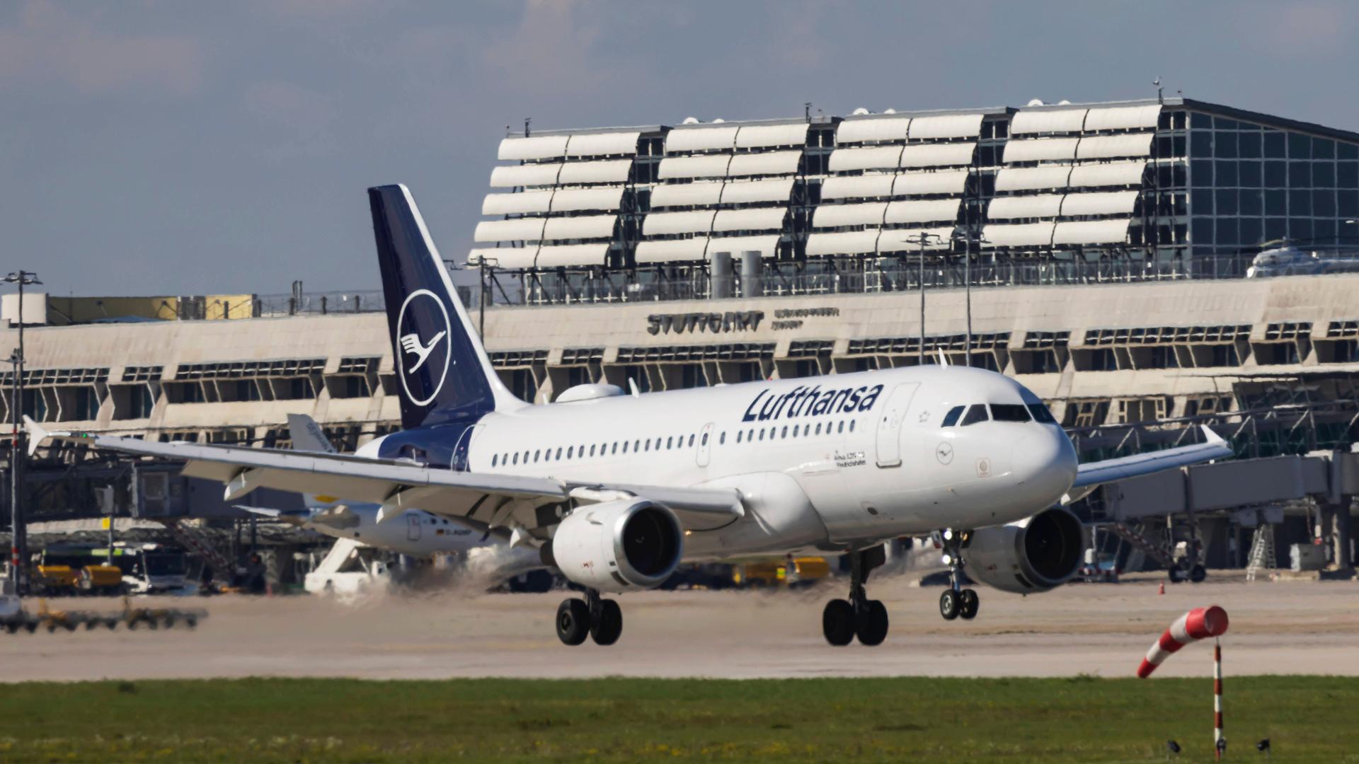 Lufthansa-Flugzeug bei der Landung am Stuttgarter Flughafen.