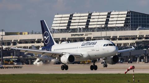 Lufthansa-Flugzeug bei der Landung am Stuttgarter Flughafen.