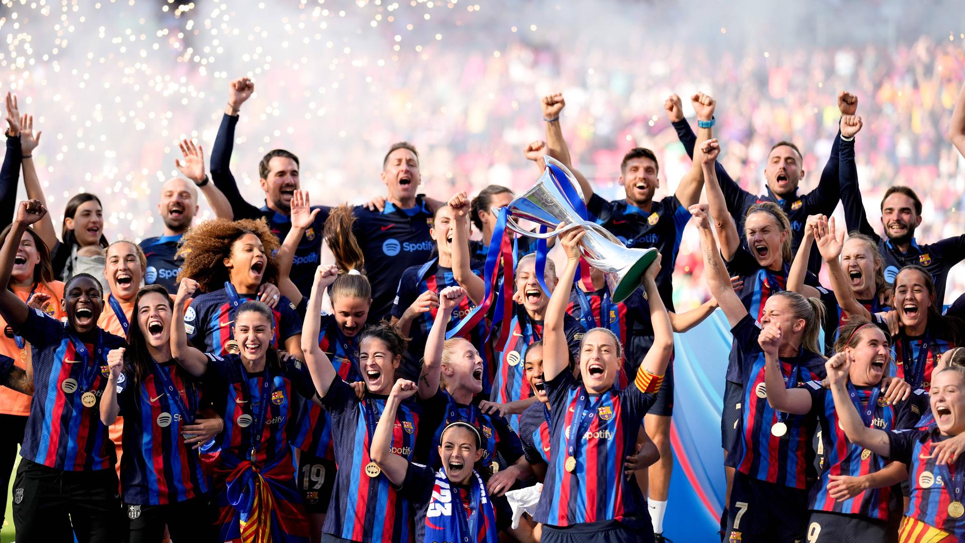 Die Frauen des FC Barcelona feiern den Gewinn der Champions League. Barca besiegte im Finale in Eindhoven den VfL Wolfsburg mit 3:2.