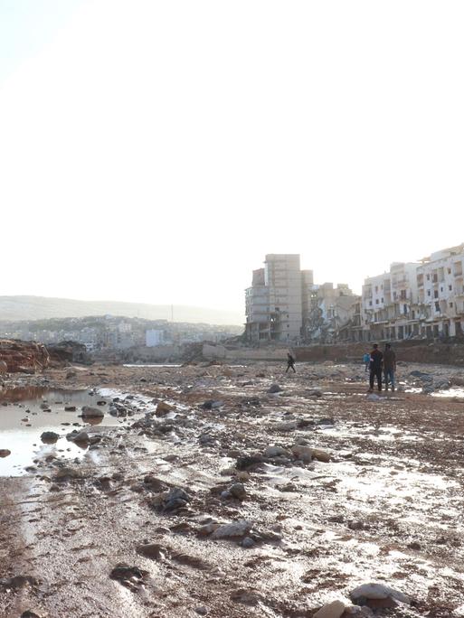 Blick auf eine verschlammte Fläche zwischen Häusern in der libyischen Stadt Darna.