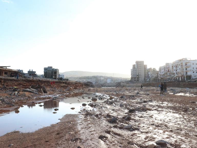 Blick auf eine verschlammte Fläche zwischen Häusern in der libyischen Stadt Darna.