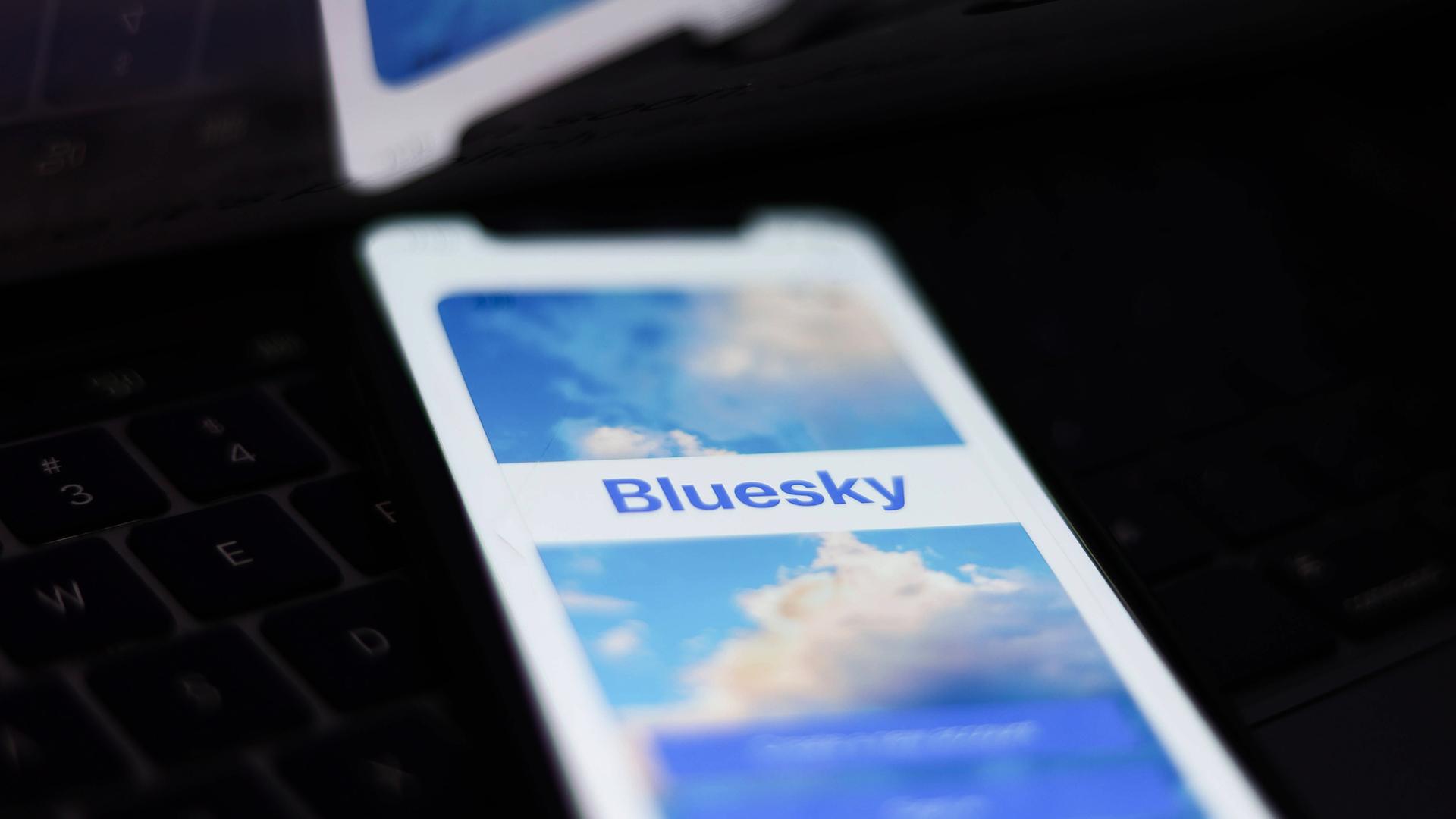 Die Bluesky-App auf einem Telefonbildschirm.