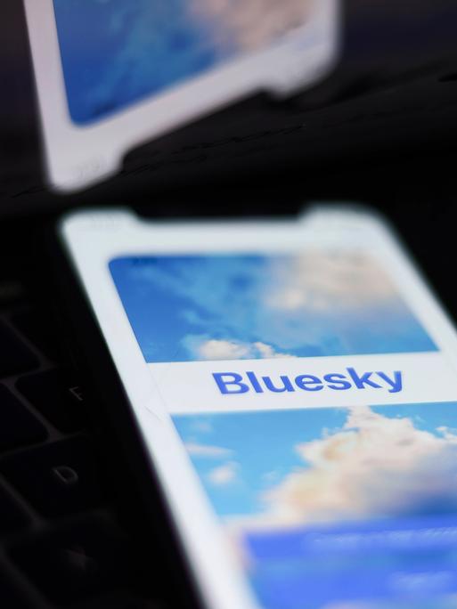 Die Bluesky-App auf einem Telefonbildschirm.