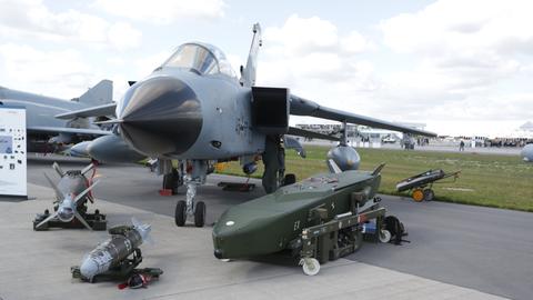 Ein Tornado, mit einem davor liegenden Luft-Boden-Marschflugkörper "Taurus".
