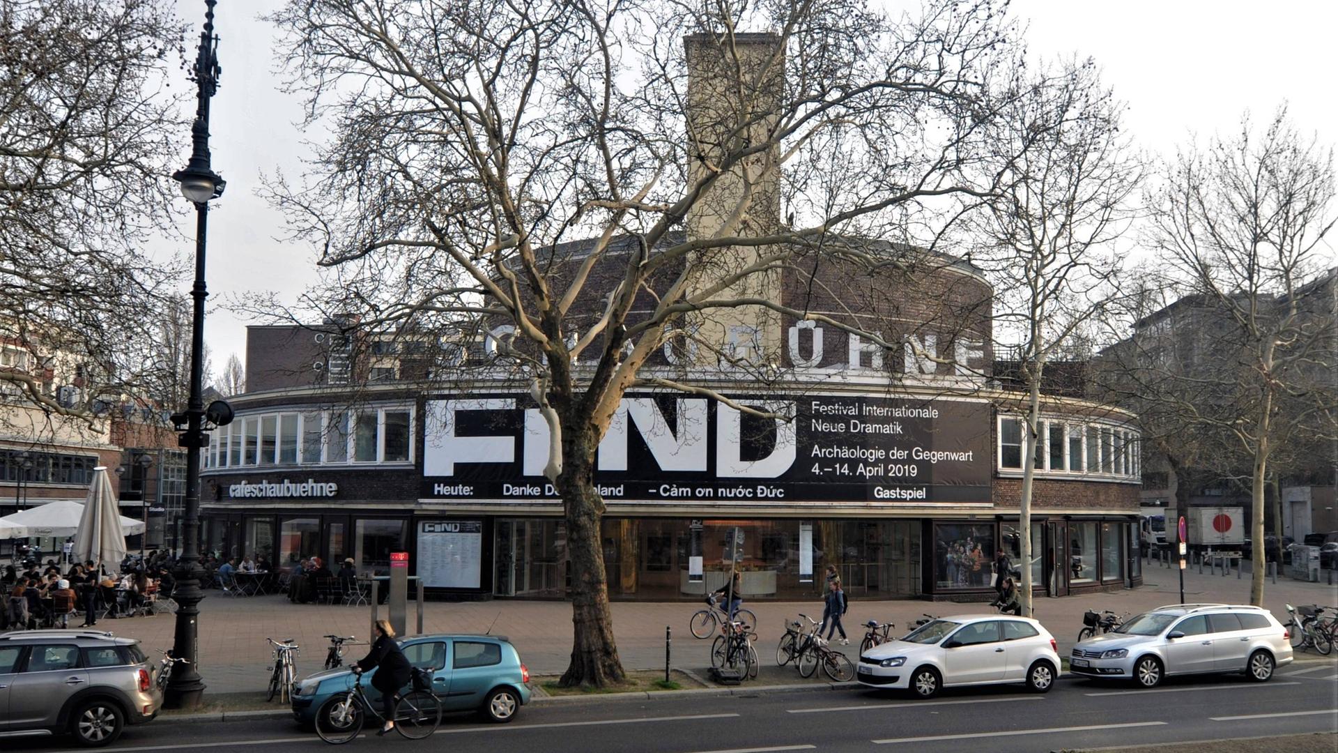 Die Berliner Schaubühne mit einer Ankündigung für das FIND-Festival. Die Berliner Schaubühne mit einer Ankündigung für das FIND-Festival.
