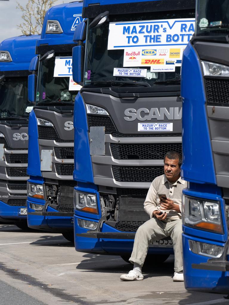 Ein Trucker aus Osteuropa sitzt an der Raststätte Gräfenhausen vor dem Kühlergrill seines Lkw. 