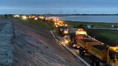 Traktoren und Lkw am Abend des 4. Januar 2024 nahe dem Fähranleger Schlüttsiel