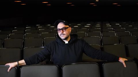Der russische Regisseur Kirill Serebrennikow sitzt in einer Proben-Pause im Thalia Theater im Zuschauerraum, 10.01.2022.