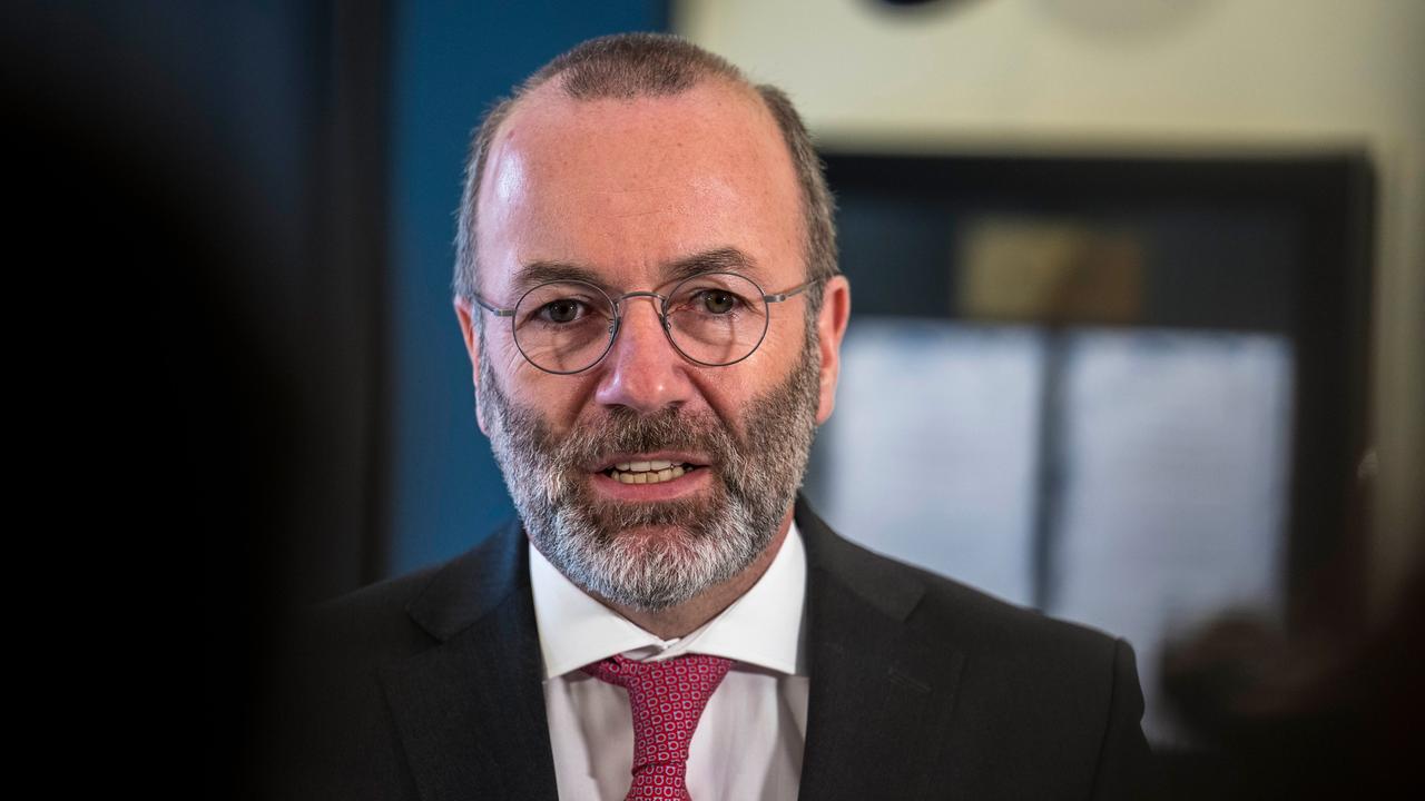Porträt des EVP-Chefs Manfred Weber. Er trägt Brille und Bart und eine rote Krawatte zum schwarzen Anzug. 