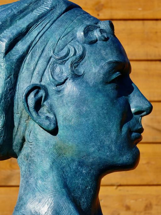 Zum 250. Geburtstagsjubiläum wurde eine Skulptur von Jane Austen auf dem Gelände der Winchester Cathedral audgestellt. Zum 250. Geburtstagsjubiläum wurde eine Skulptur von Jane Austen auf dem Gelände der Winchester Cathedral audgestellt.