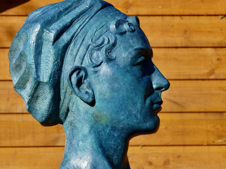 Zum 250. Geburtstagsjubiläum wurde eine Skulptur von Jane Austen auf dem Gelände der Winchester Cathedral audgestellt. Zum 250. Geburtstagsjubiläum wurde eine Skulptur von Jane Austen auf dem Gelände der Winchester Cathedral audgestellt.