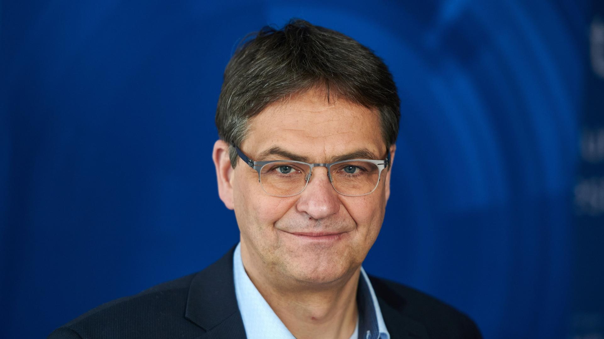 Peter Liese (CDU), EU-Abgeordneter und gesundheitspolitischer Sprecher der EVP-Fraktion im EU-Parlament und Arzt, aufgenommen in den Räumen des CDU-Europabüros für Südwestfalen vor blauem Hintergrund.