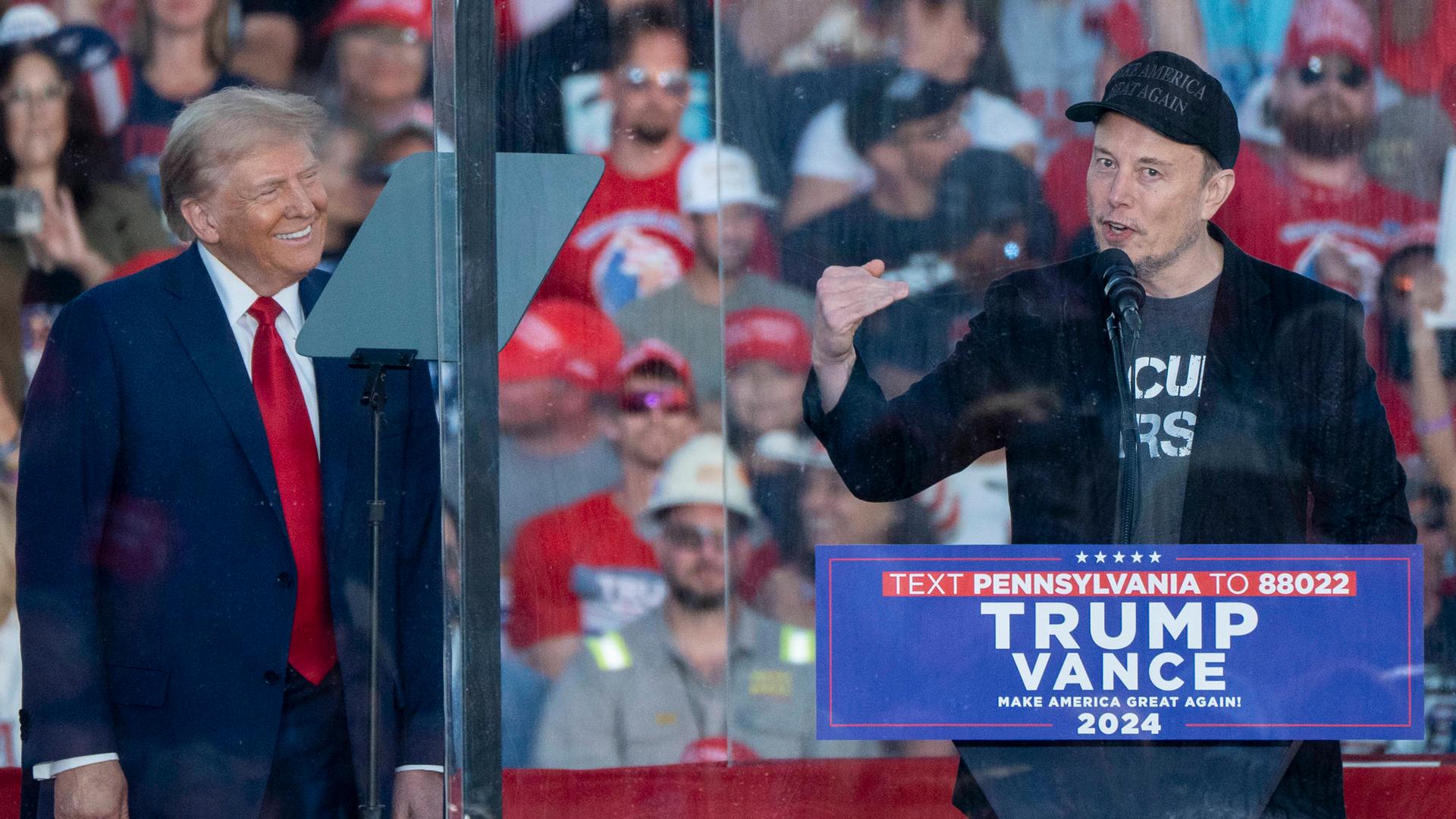 Donald Trump (l.) in Butler (Pennsylvania) mit Elon Musk