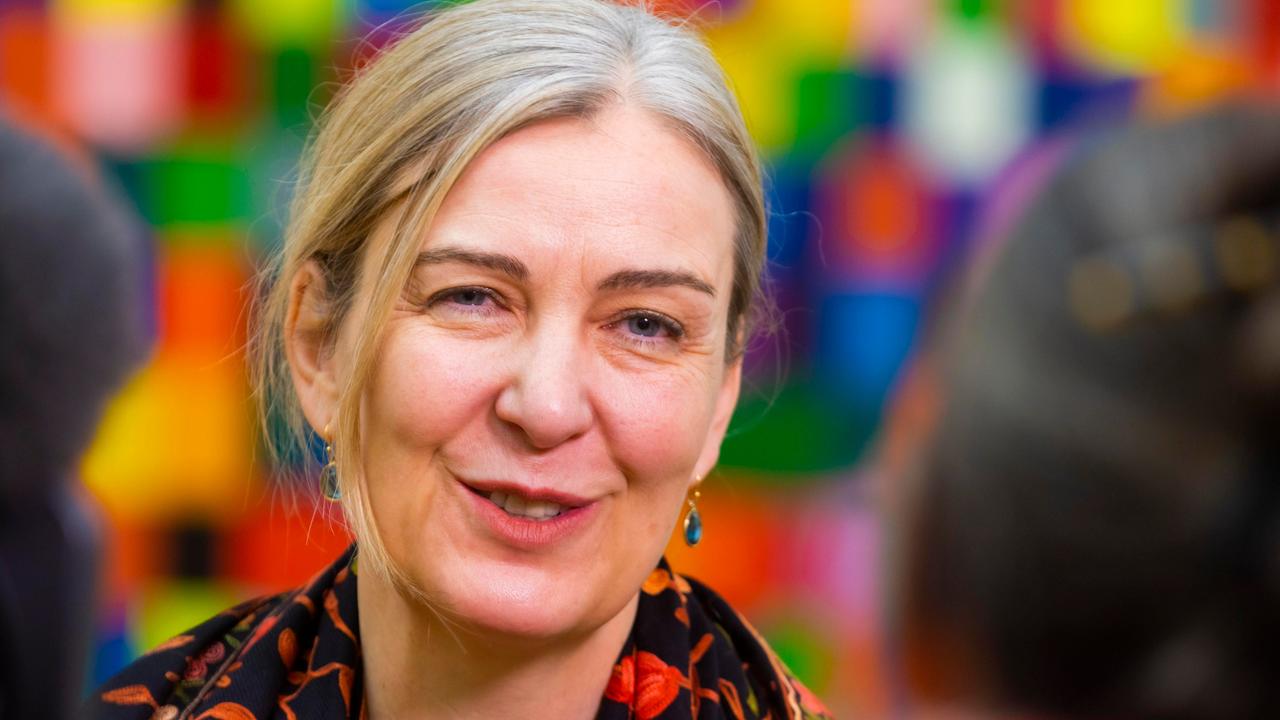 Marion Ackermann steht vor einem bunten Bild des Malers Gerhard Richter im Albertinum in Dresden.