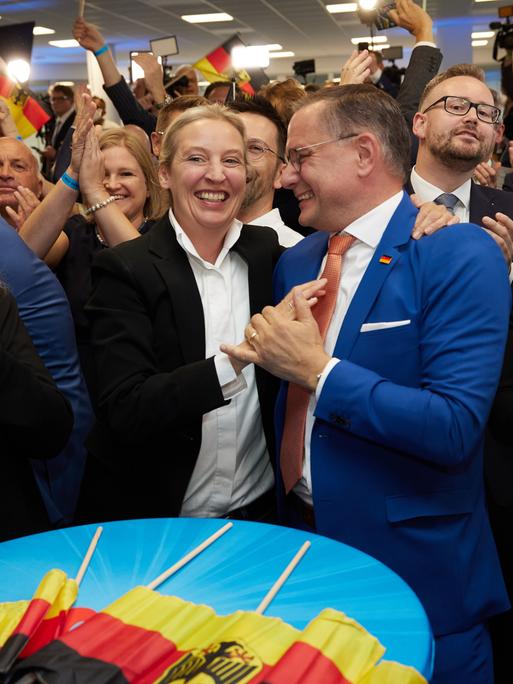 Die AfD-Co-Vorsitzenden Alice Weidel  und Tino Chrupalla jubeln in der AfD-Parteizentrale bei der Prognose zur Europawahl. 
