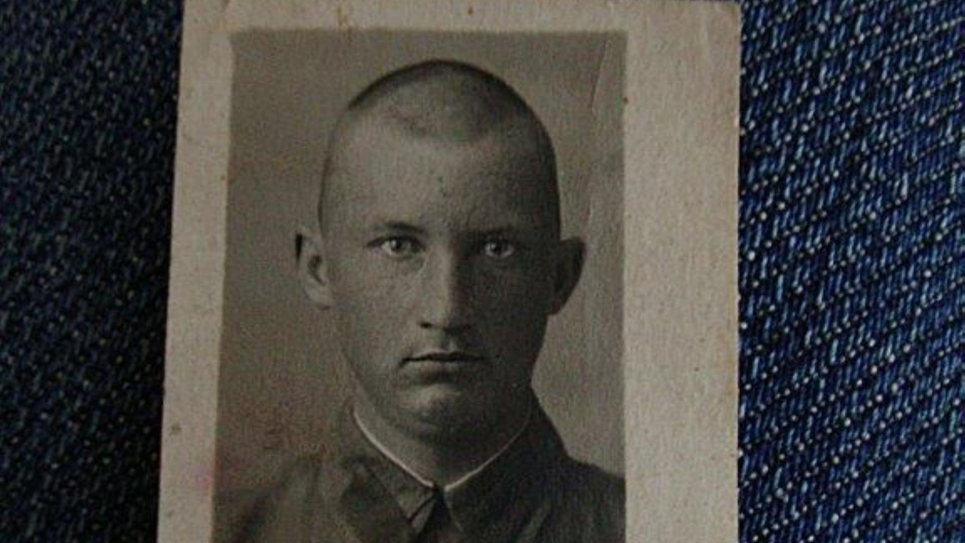 Passfoto des russischen Vaters eines der Protagonisten des Features, Bild als 19-jähriger Soldat der Roten Armee.