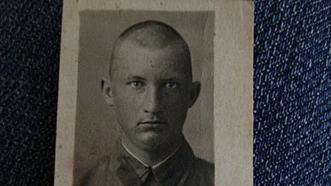 Passfoto des russischen Vaters eines der Protagonisten des Features, Bild als 19-jähriger Soldat der Roten Armee.