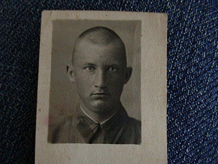 Passfoto des russischen Vaters eines der Protagonisten des Features, Bild als 19-jähriger Soldat der Roten Armee.