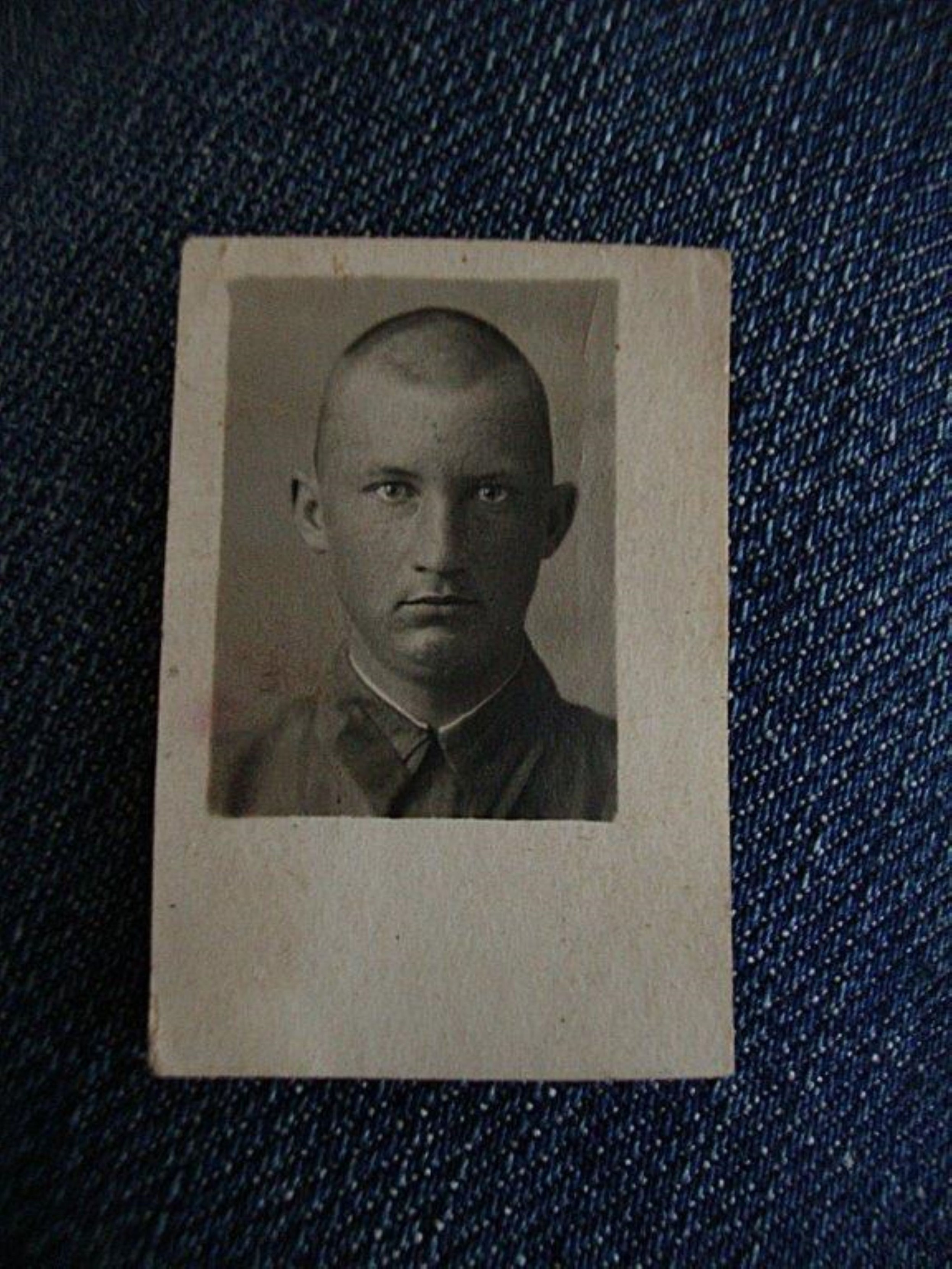 Passfoto des russischen Vaters eines der Protagonisten des Features, Bild als 19-jähriger Soldat der Roten Armee.