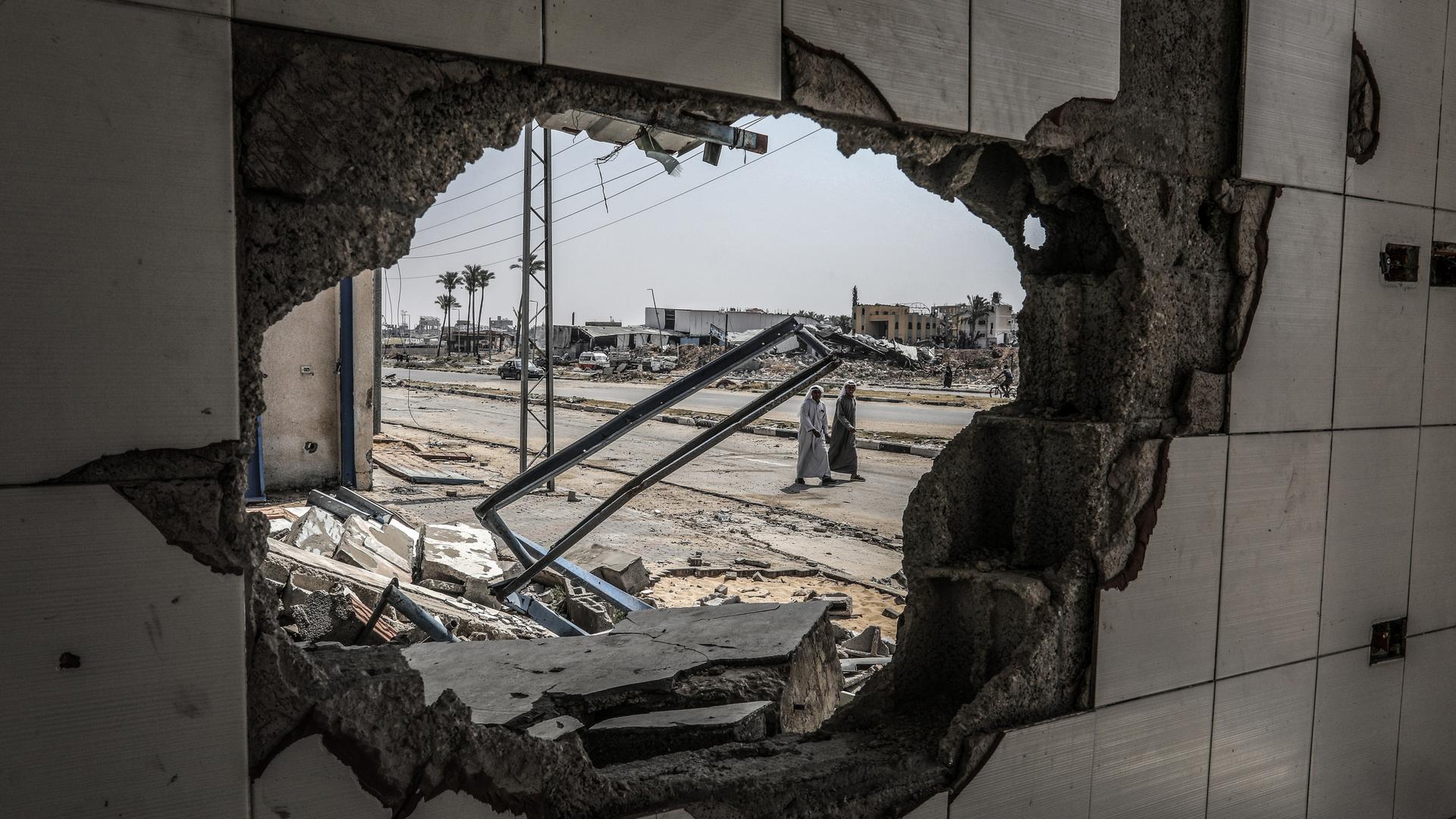 Blick auf zerstörte Gebäude nahe des Maghazi-Flüchtlingslagers im Gazastreifen