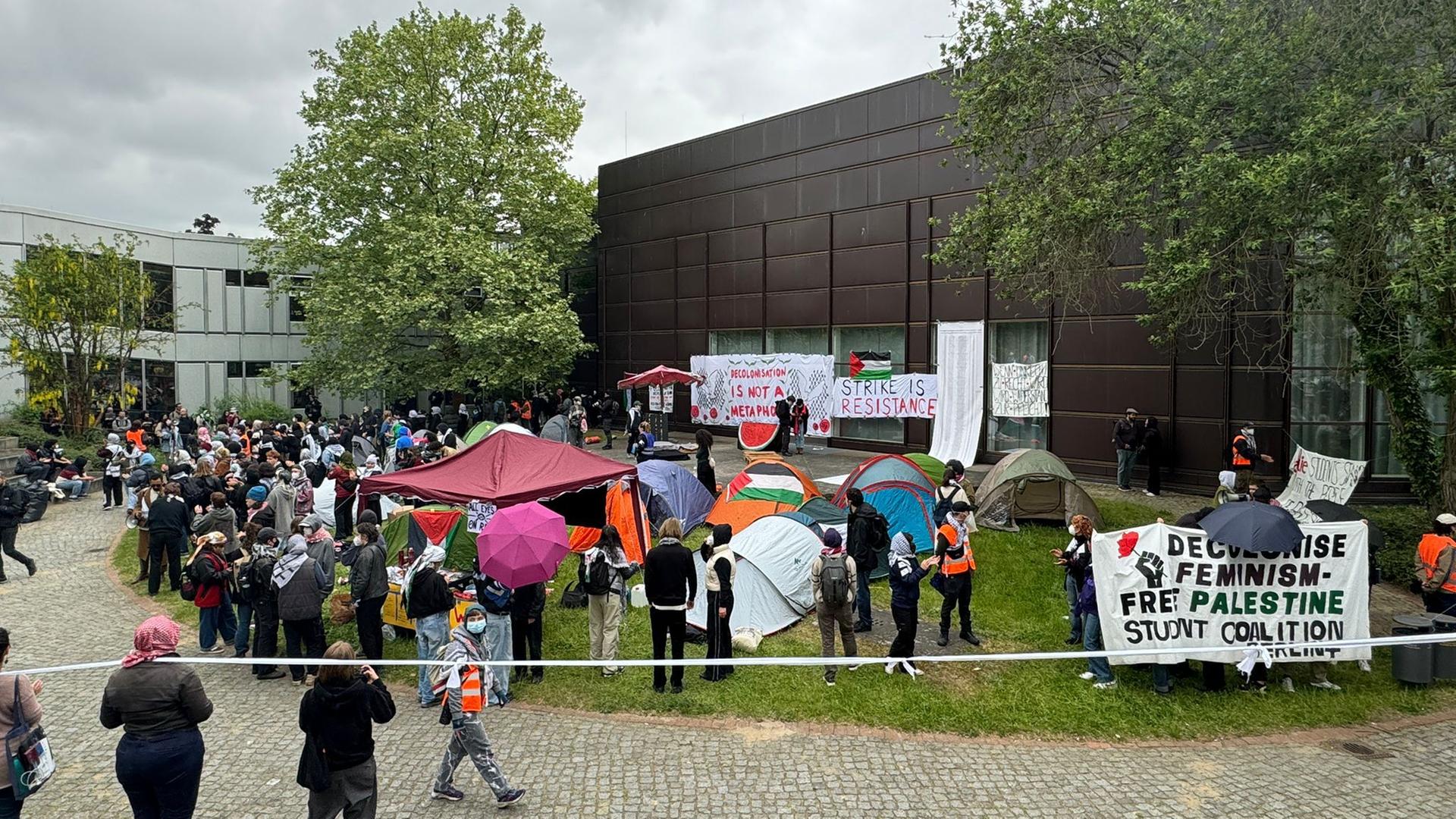 Studierende schlagen eine Pro-Palästina-Camp an der Freien Universität in Berlin auf.