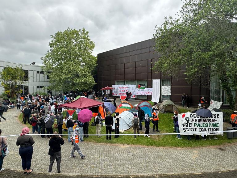 Studierende schlagen eine Pro-Palästina-Camp an der Freien Universität in Berlin auf.