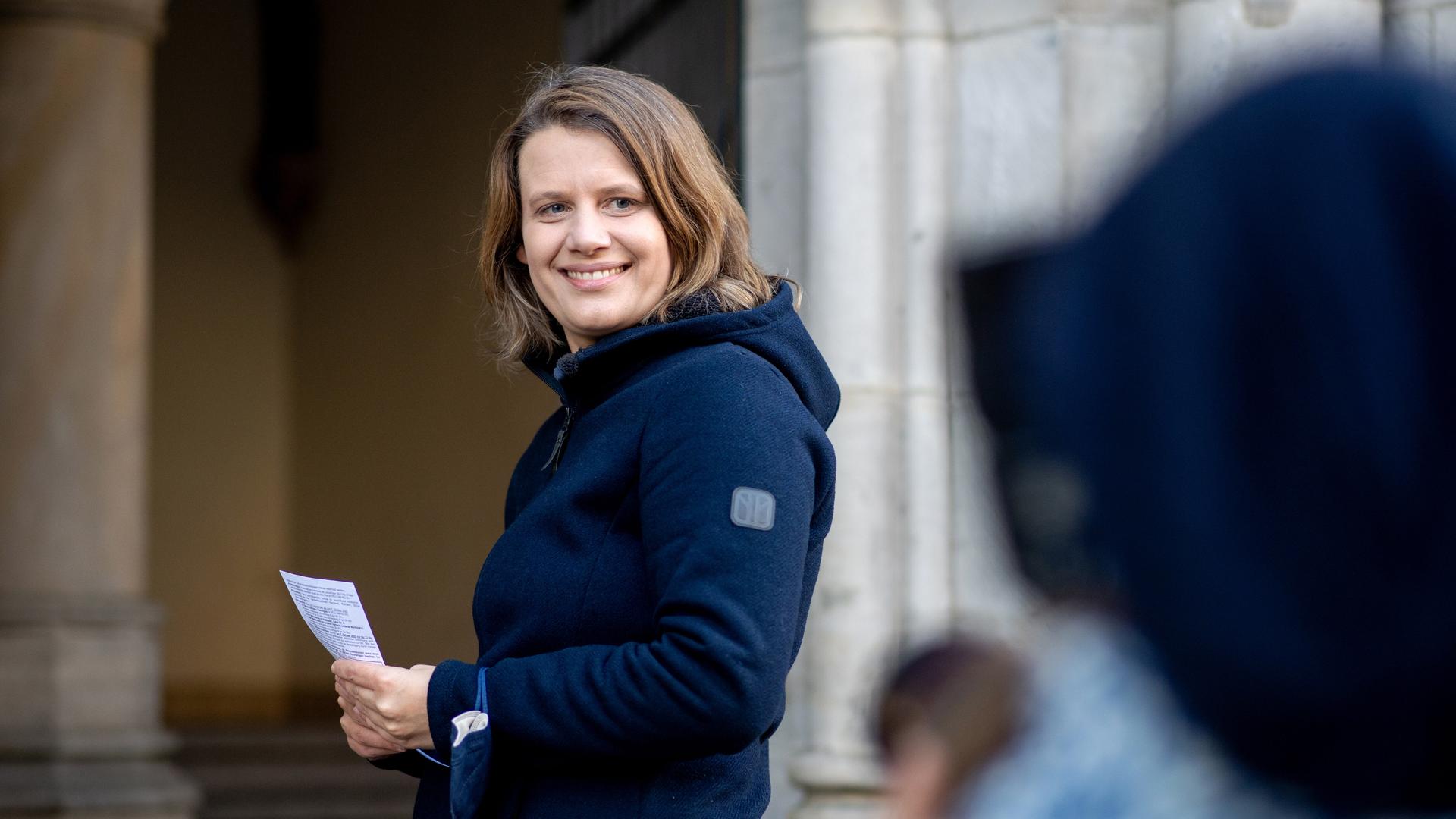 Julia Willie Hamburg, Spitzenkandidatin der Grünen, bei der Stimmabgabe für die Landtagswahl in Niedersachsen. Julia Willie Hamburg, Spitzenkandidatin der Grünen, bei der Stimmabgabe für die Landtagswahl in Niedersachsen.