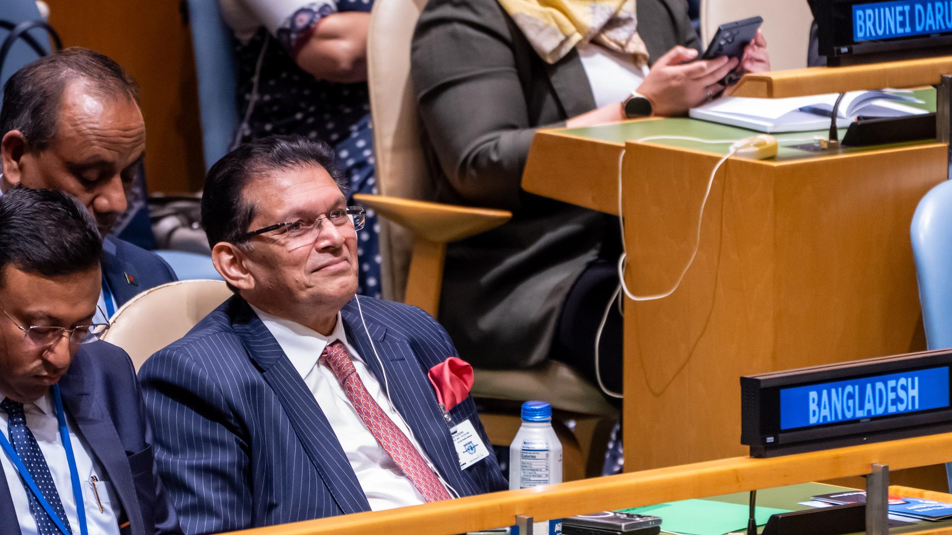 Khalilur Rahman, Außenminister von Bangladesch, sitzt in der Generalversammlung der Vereinten Nationen hinter einem Schild mit der Aufschrift Bangladesh.