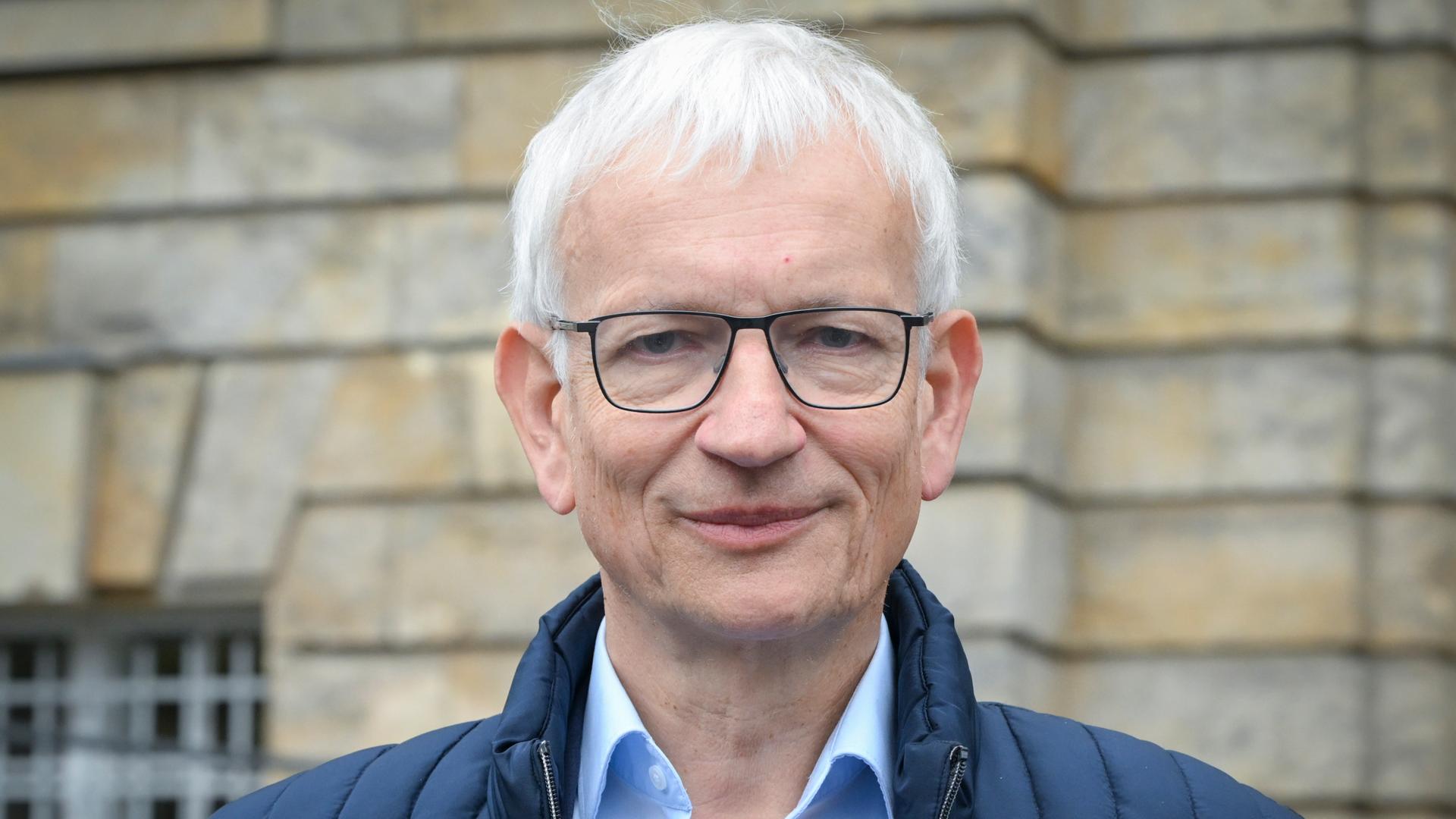 Das Foto zeigt den Kläger Jürgen Resch vor der Verhandlung zu einer Klage gegen den US-Internetriesen Meta vor dem Kammergericht. 